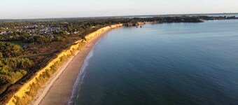 Lumineuse villa sur joli parc de 3000 m2 arboré à 300 mètres de la plage