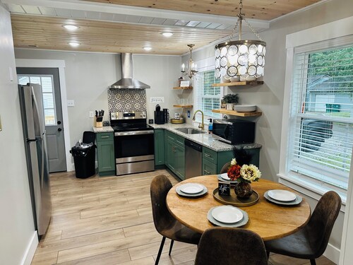 Historic 1940's Cottage Near Tim's Ford Lake & Town Square Fully Remodeled