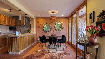 House, 2 Bedrooms (10) | Private kitchen | Microwave, oven, coffee/tea maker