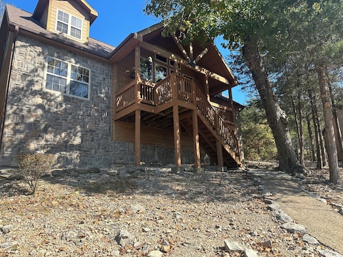 Updated 4 bedroom/4 Bath cabin in peaceful Branson West, Perfect Getaway!