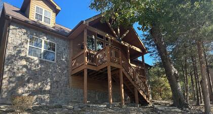 Updated 4 bedroom/4 Bath cabin in peaceful Branson West, Perfect Getaway!