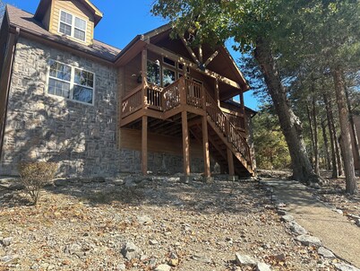 Updated 4 bedroom/4 Bath cabin in peaceful Branson West, Perfect Getaway!