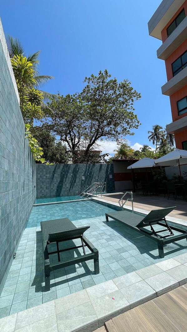 Una piscina al aire libre