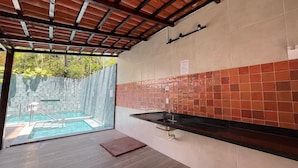 A modern bathroom with a glass-enclosed shower, a sink, and a tiled wall. - Flat 2 quartos no Dubourcq Residence  (Ipojuca)