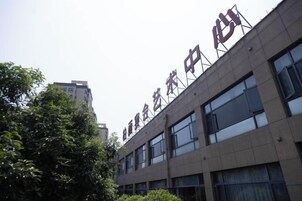 Un edificio con varias ventanas y un letrero con caracteres chinos.