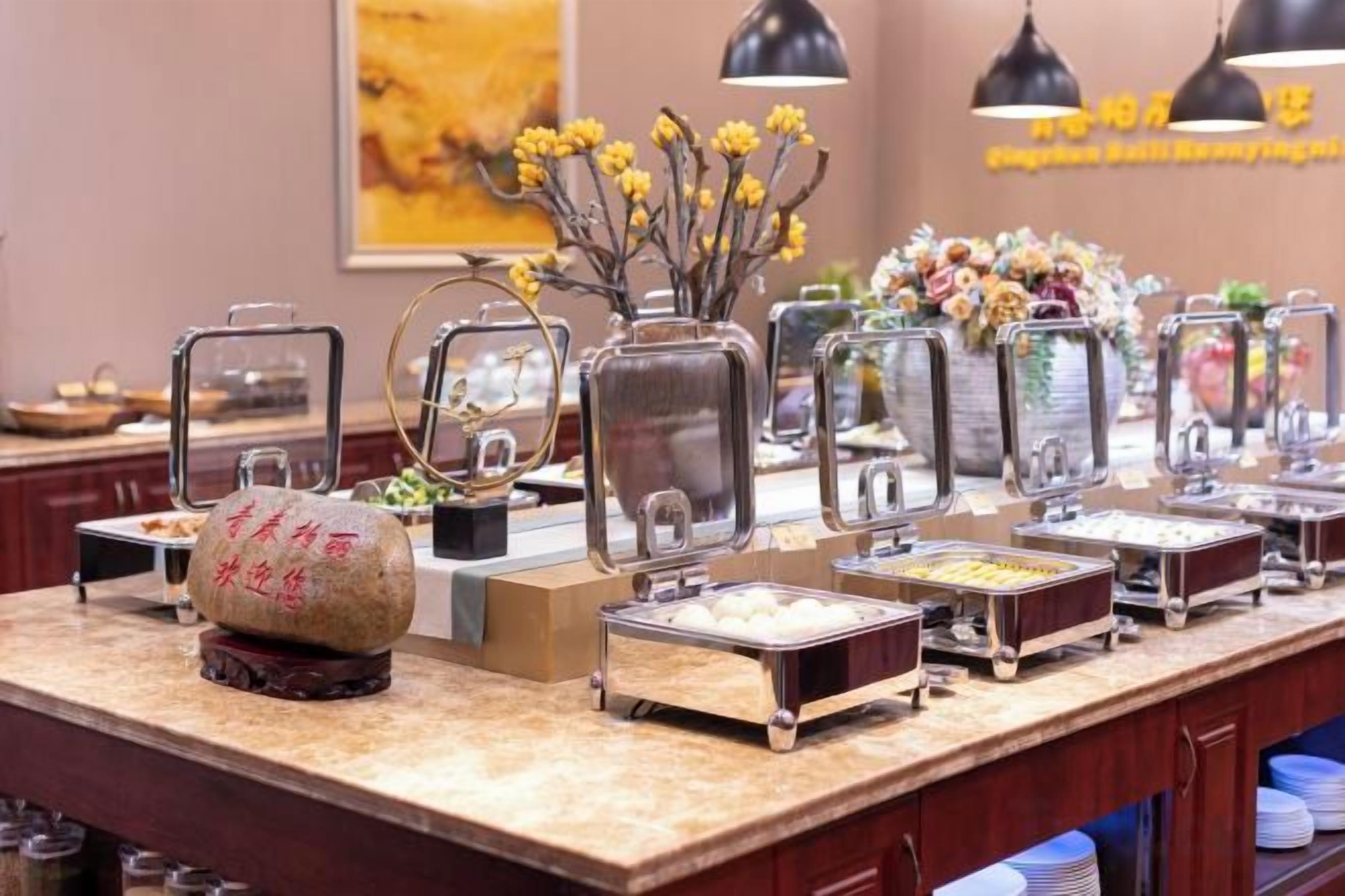 Een buffetopstelling met verschillende food stations en decoratieve elementen.