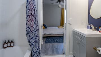 Haartrockner, HandtĂŒcher, Seife, Toilettenpapier