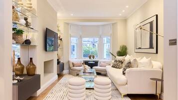 House (5 Bedrooms) | Living area | 37-inch Smart TV with cable channels