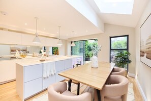 House (5 Bedrooms) | Exterior - The Latimer Wonder - Stunning 5bdr House With Garden (London)