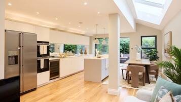 House (5 Bedrooms) | Exterior