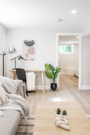 2 bedrooms, desk, iron/ironing board, WiFi