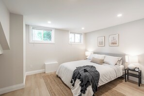 2 habitaciones, escritorio, tabla de planchar con plancha y wifi 