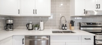 2Bed Sun Kissed Mountain Suite w/Private Patio. 10 mins to waterfalls & downtown