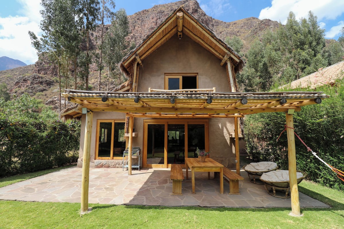 3 bedrooms, premium bedding, free WiFi, bed sheets
