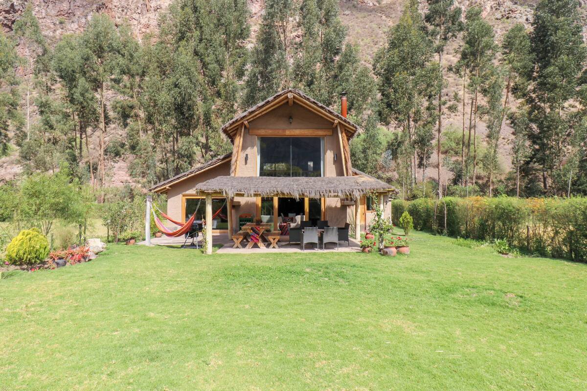 3 bedrooms, premium bedding, free WiFi, bed sheets
