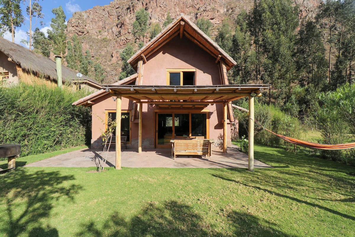 3 bedrooms, premium bedding, free WiFi, bed sheets