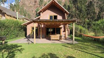 3 bedrooms, premium bedding, iron/ironing board, free WiFi