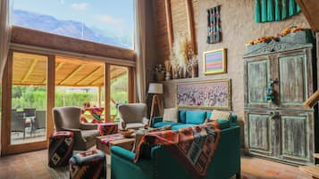 House, 3 Bedrooms (3) | Living area | 40-inch Smart TV with cable channels