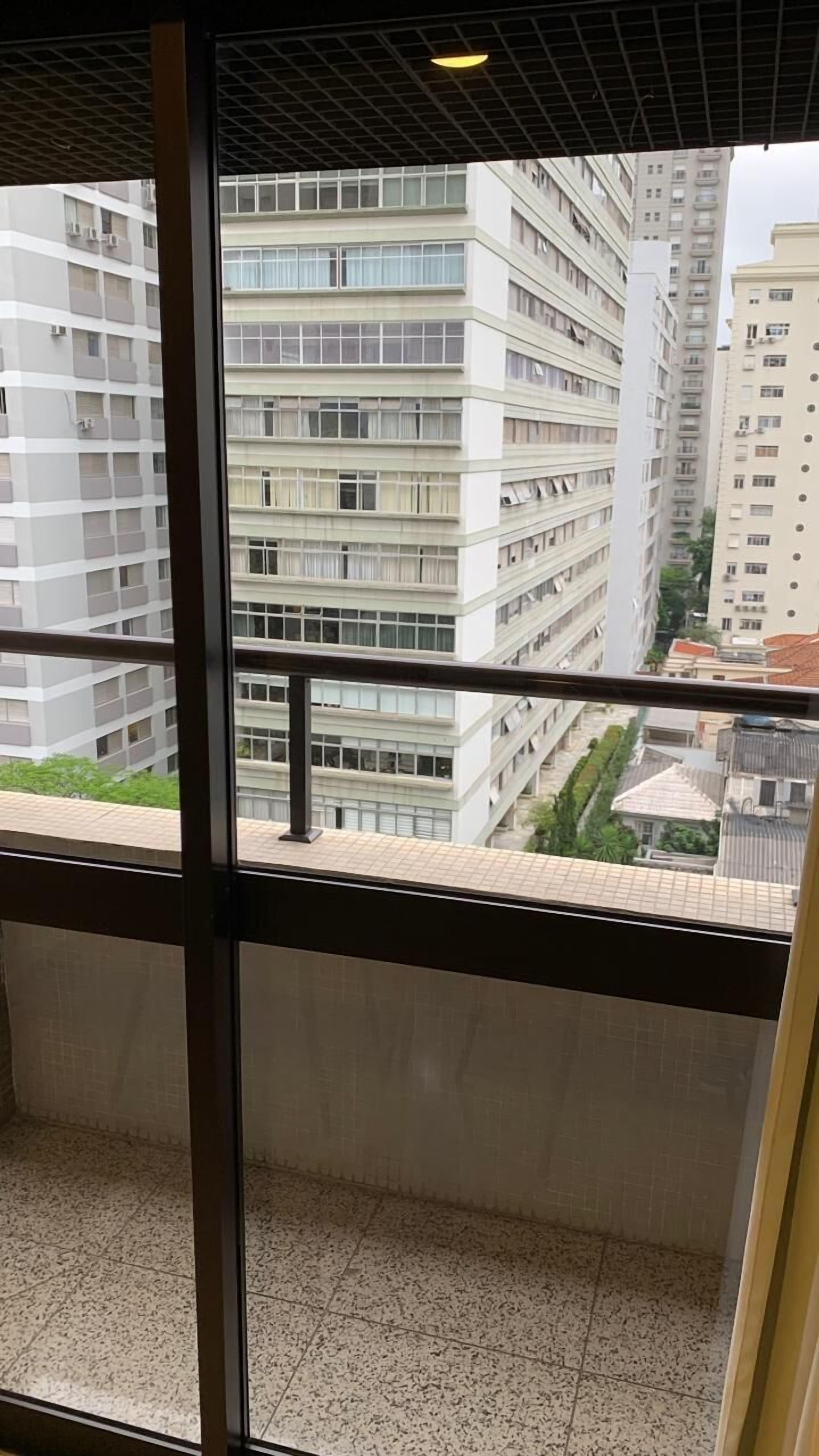 Un balcone con vista su edifici alti.
