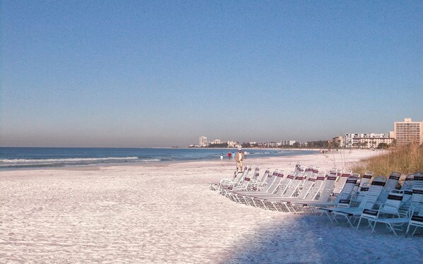 Nära stranden, solstolar och strandhanddukar