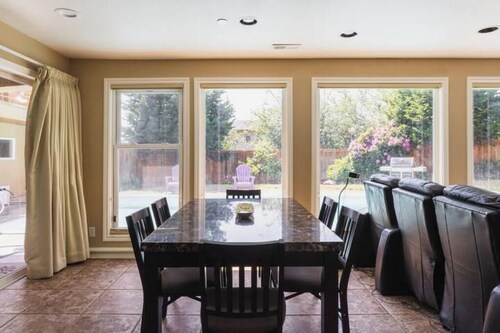 2 Bedroom luxury apartment with full kitchen

