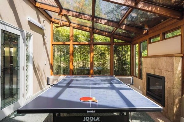 Game room - 2 Bedroom luxury apartment with full kitchen

 (Bellevue)