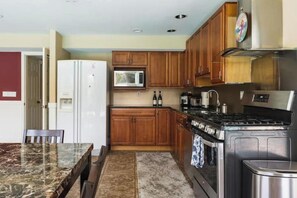 Private kitchen - 2 Bedroom luxury apartment with full kitchen

 (Bellevue)