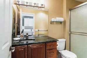 Tina de hidromasaje, secadora de cabello, toallas, jabón 