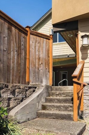 Exterior detail - 2 Bedroom luxury apartment with full kitchen

 (Bellevue)