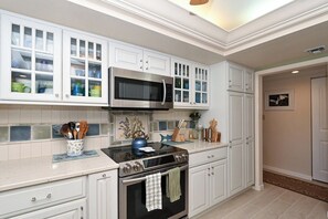 Kühlschrank, Mikrowelle, Herdplatte, Geschirrspüler