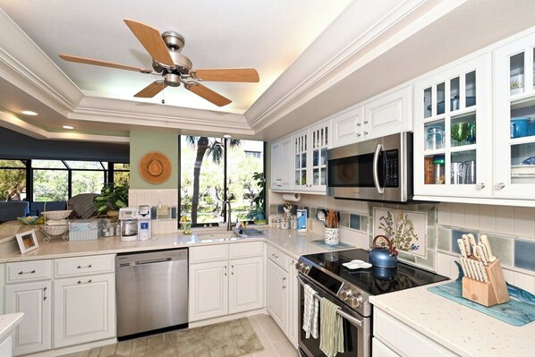 Kühlschrank, Mikrowelle, Herdplatte, Geschirrspüler