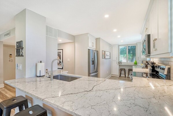 Geladeira, micro-ondas, cooktop, lava-louças