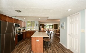 Réfrigérateur, micro-ondes, plaque de cuisson, lave-vaisselle