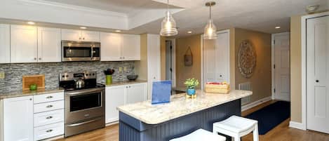 Geladeira, micro-ondas, cooktop, lava-louças