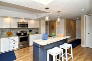 Køleskab, mikrobølgeovn, kogeplade, opvaskemaskine