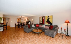 Una televisión, un reproductor de DVD, una impresora