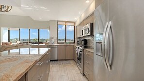 Geladeira, micro-ondas, cooktop, lava-louças