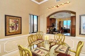 Dining - 5-309 in Sarasota, FL (Sarasota)