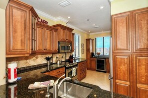 Réfrigérateur, micro-ondes, plaque de cuisson, lave-vaisselle