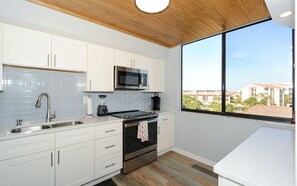 Réfrigérateur, micro-ondes, plaque de cuisson, lave-vaisselle