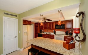 Køleskab, mikrobølgeovn, kogeplade, opvaskemaskine