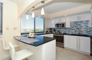 Fridge, microwave, stovetop, dishwasher - Ph-5 in Sarasota, FL (Sarasota)