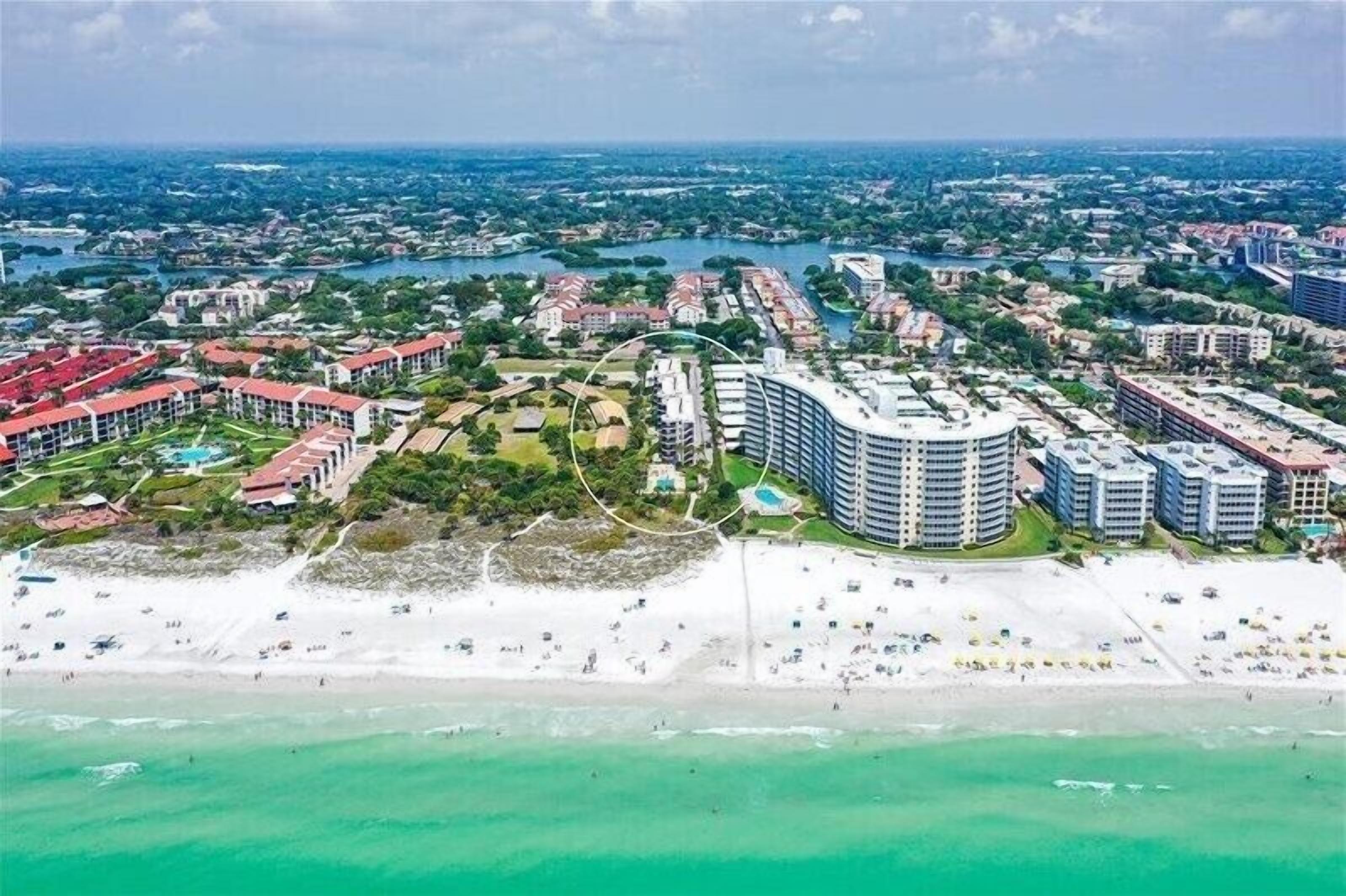 Beach nearby, sun loungers, beach towels