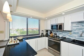 Réfrigérateur, micro-ondes, plaque de cuisson, lave-vaisselle