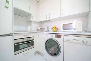 Een koelkast, een microgolfoven, een oven, een kookplaat