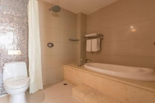 Ein Badezimmer mit Toilette, Dusche und Badewanne.
