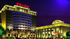 Un hotel con facciata neoclassica, diversi piani e un ingresso importante con tendone.