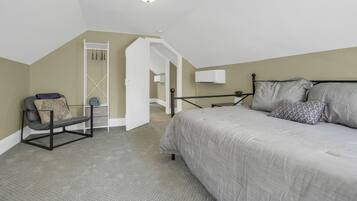 4 bedrooms, desk, iron/ironing board, WiFi