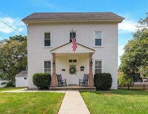 Exterior - Huckleberry Haven: 4-bedroom Luxury Apartment (North Wales)