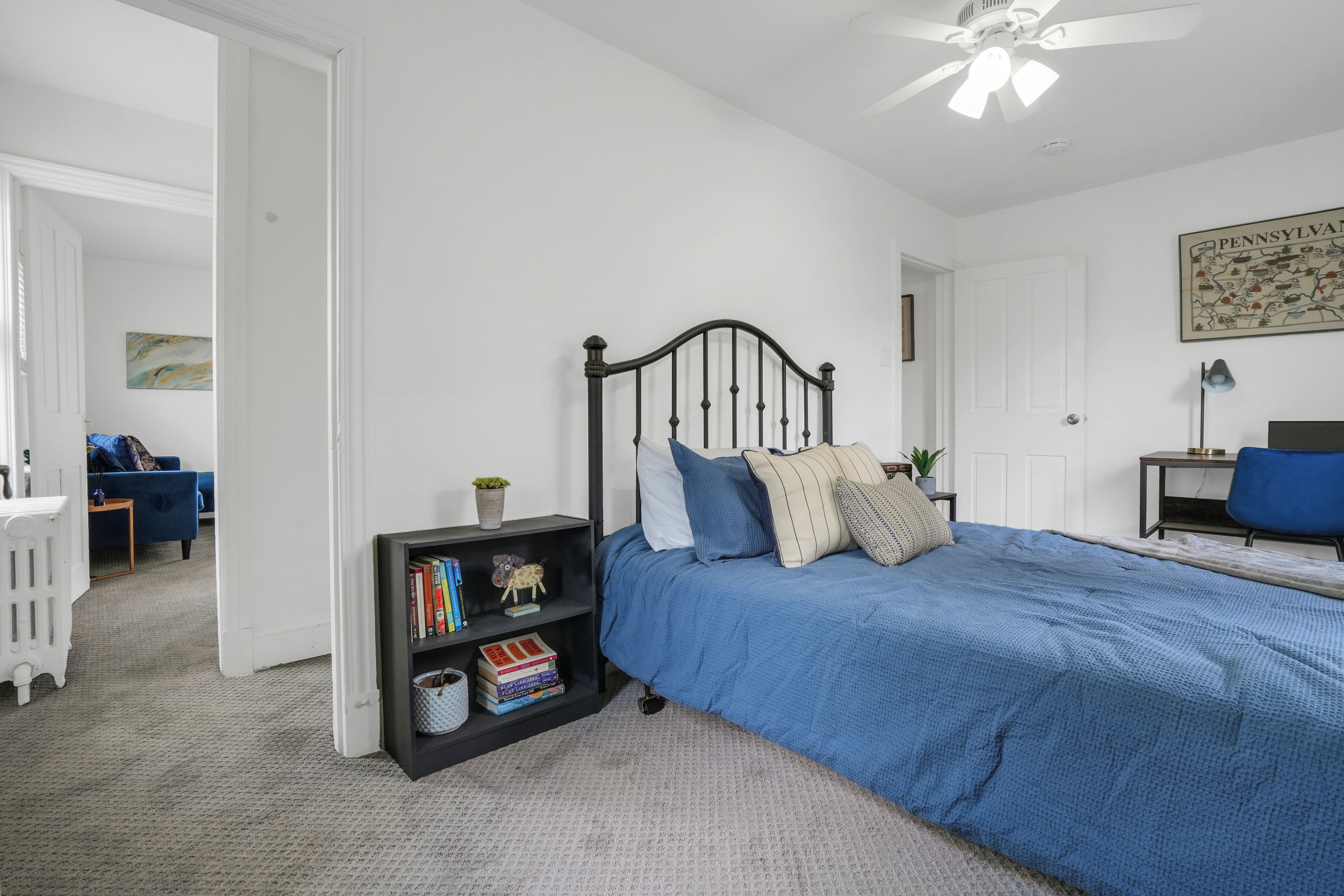 Une chambre à coucher avec un lit, une bibliothèque, un bureau et une chaise.